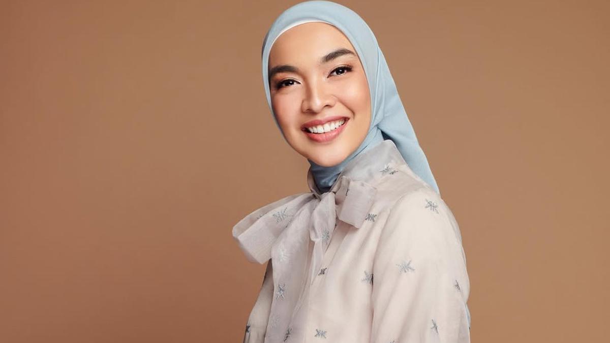 6 Outfit Gamis Ala Tika Bravani, Pemain Serial Sore yang Kini Telah Berhijab