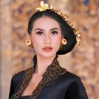 Raden Roro Ayu Maulida, sebagai pemenang kontes kecantikan Puteri Indonesia 2020 asal Surabaya, ia memang banyak jalani berbagai pemotretan. Dunia modelin memang sudah menjadi makanannya sehari-hari dengan berbagai macam busana. (Liputan6.com/IG/@ayumaulida97)