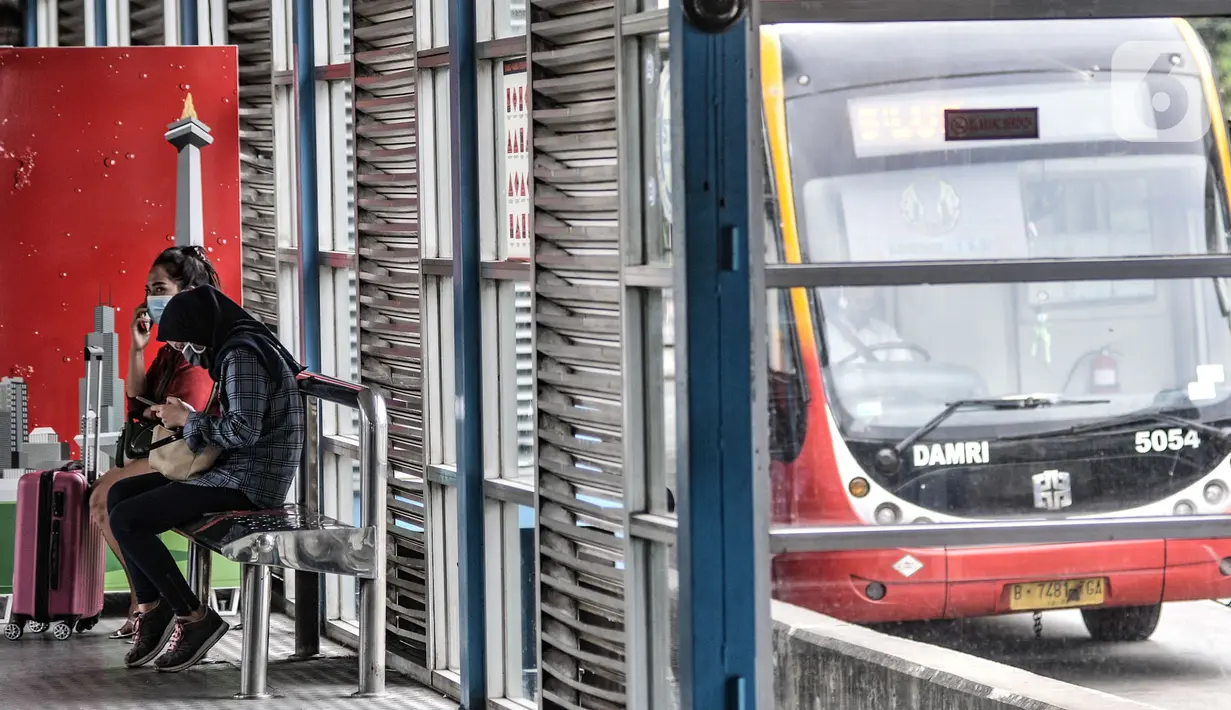 Calon penumpang mengoperasikan telepon genggam di Halte Harmoni, Jakarta, Senin (16/11/2020). PT Transjakarta menargetkan fasilitas wifi gratis tersedia di seluruh halte jaringan 12 koridor pada akhir 2020. (merdeka.com/Iqbal S. Nugroho)