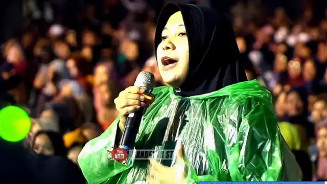 Jemaah Gus Iqdam ini relah hujan-hujanan (SS: YT Live Gus Iqdam)