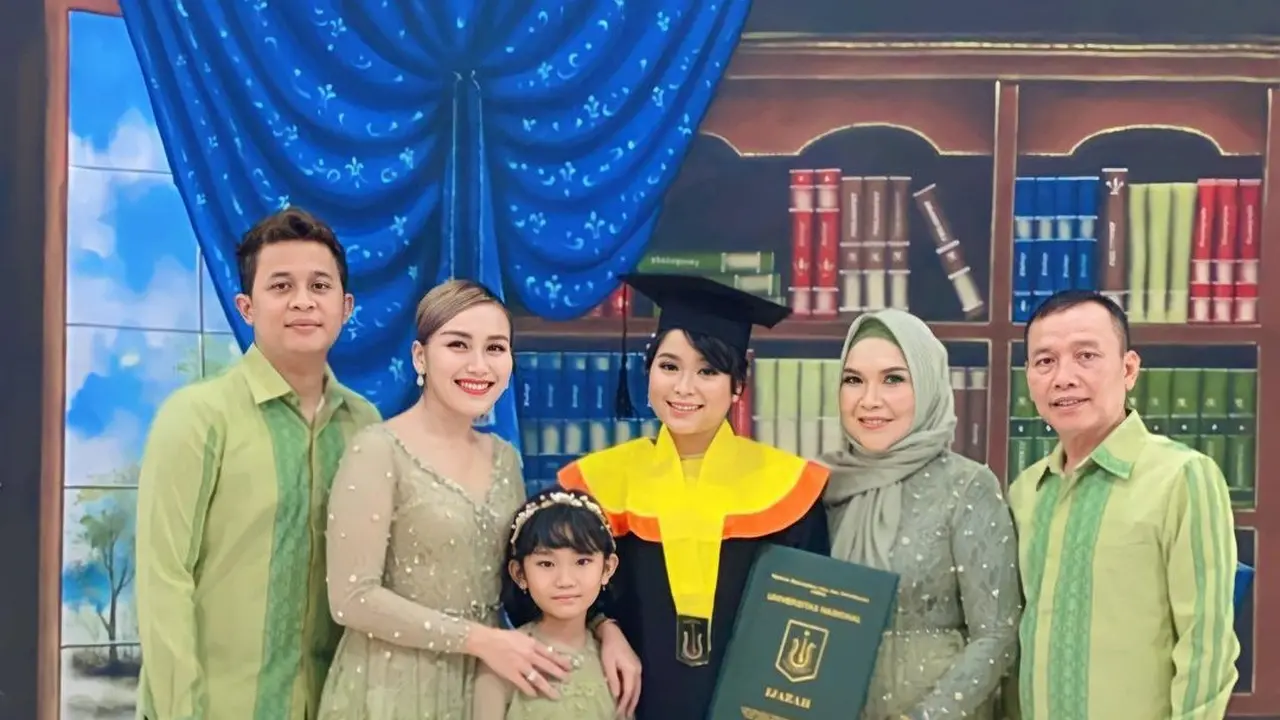 6 Potret Bahagia Wisuda Adik Ayu Ting Ting, Keluarga Tampil Kompak