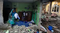 Warga menyelamatkan sisa barang dari rumahnya yang rusak akibat gempa berkekuatan magnitudo 5,6 di kawasan Cibeureum, Cianjur, Jawa Barat, Selasa (22/11/2022). Sebanyak 94 orang meninggal dunia dan 30 orang lainnya dinyatakan hilang usai terjadinya gempa bumi merusak berkekuatan M 5.6 di Kabupaten Cianjur pada Senin kemarin. (merdeka.com/Arie Basuki)