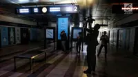 Awak media mengambil gambar suasana Stasiun MTR Bendungan Hilir saat terjadi pamadaman listrik di wilayah Jabodetabek, Jakarta, Minggu (4/8/2019). Listrik padam terjadi akibat gangguan pada sisi transmisi Ungaran dan Pemalang. (Liputan6.com/JohanTallo)