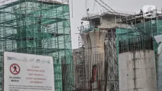 Aktivitas pekerja menyelesaikan proyek pembangunan Kereta Cepat Jakarta-Bandung (KCJB) di kawasan Halim, Makasar, Jakarta, Rabu (2/6/2021). Progres pembangunan konstruksi KCJB telah mencapai 73 persen dan ditargetkan masuk tahap uji coba operasional pada akhir 2022. (merdeka.com/Iqbal S Nugroho)