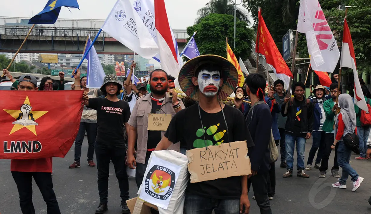 Sejumlah elemen mahasiswa berunjuk rasa di depan gedung DPR RI, Jakarta, (14/10/2014). Dalam aksinya, mahasiswa menolak disahkannya UU Pilkada. (Liputan6.com/Helmi Fithriansyah)