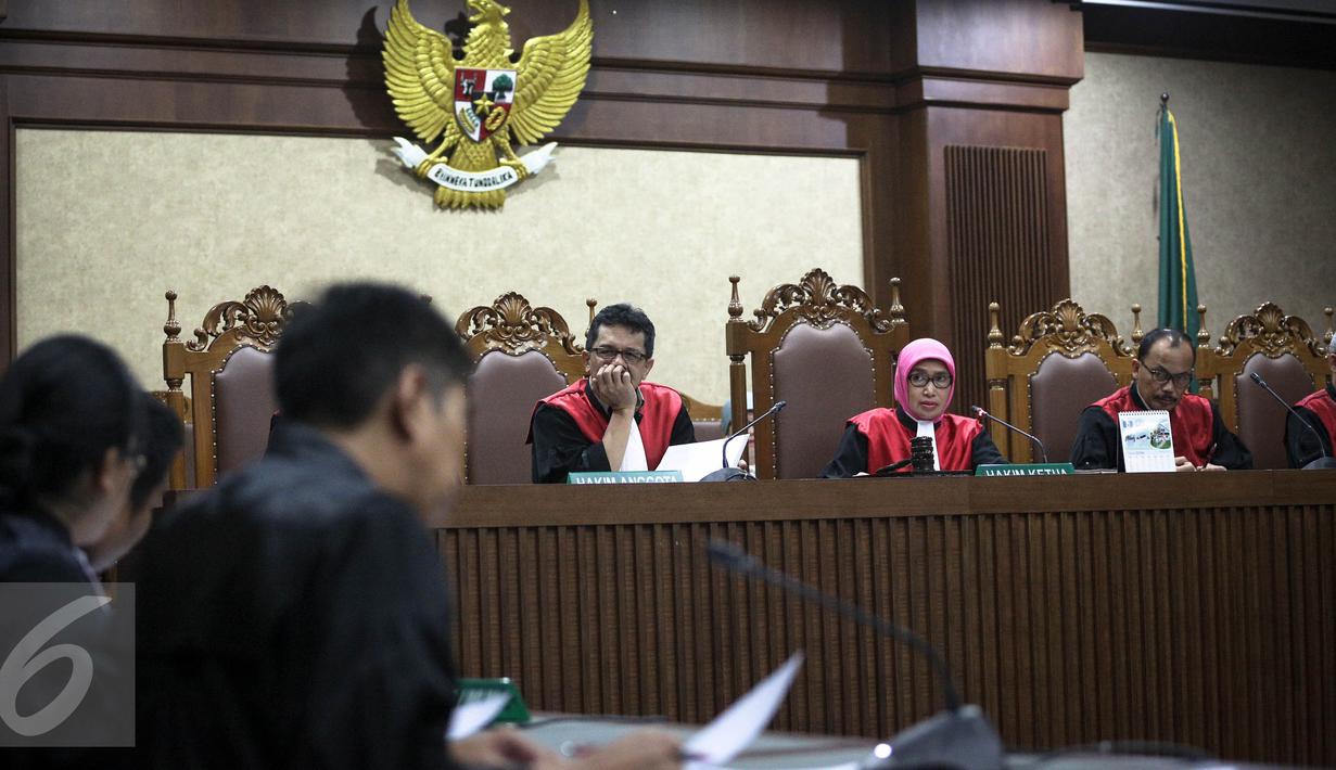 Hakim Ketua mendengar JPU saat sidang perdana Abdul Khoir di Pengadilan Tipikor, Jakarta, Senin (4/4). Dirut PT Windhu Tunggal Utama, Abdul Khoir didakwa memberi suap kepada 4 anggota Komisi V & satu pejabat Kementerian PUPR (Liputan6.com/Faizal Fanani)
