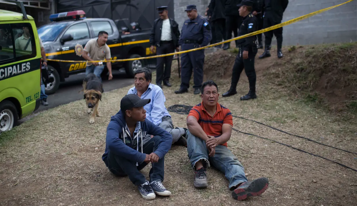 Sejumlah kerabat menunggu di luar menyusul kebakaran sebuah asrama penampungan anak-anak, Panti Virgen de La Asuncion, di Guatemala, Rabu (8/3). Juru bicara pemadam kebakaran, mengatakan para korban tewas berusia 14-17 tahun. (AP Photo/Luis Soto)