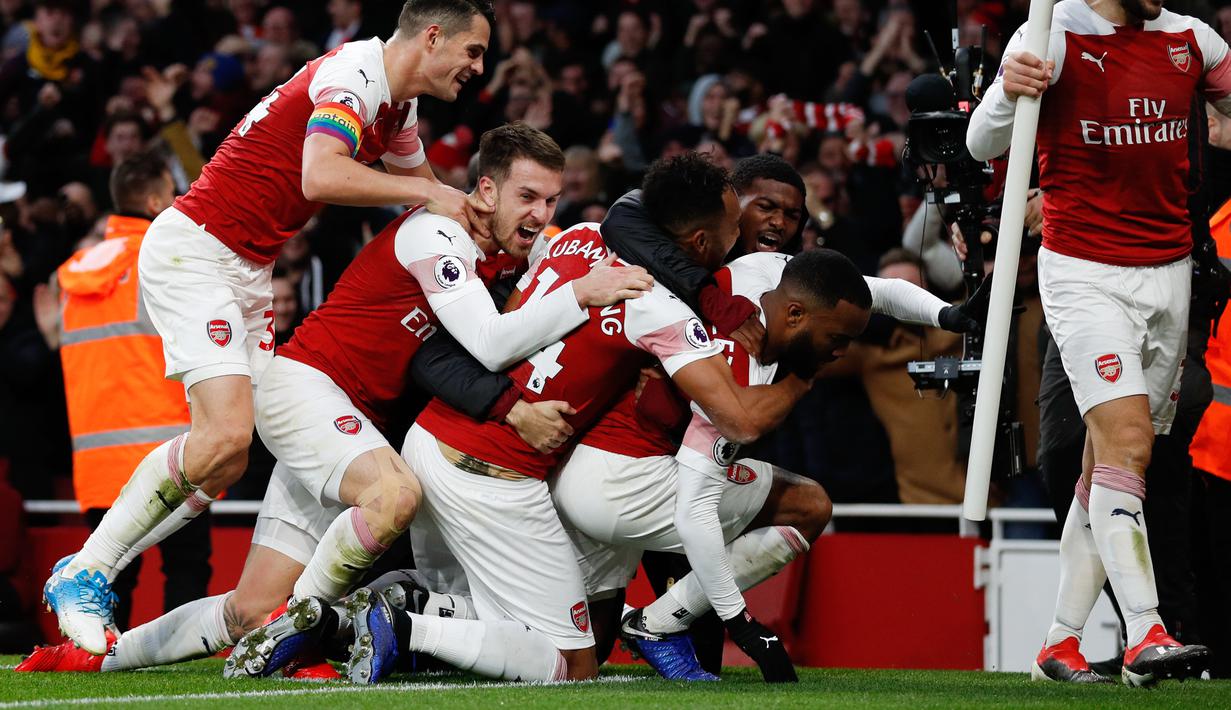 Selebrasi pemain Arsenal usai Lacazette mencetak gol ke gawang Tottenham Hotspur dalam laga lanjutan Liga Inggris pekan ke-14 yang berlangsung di stadion Emirates, London, Minggu (2/12). Arsenal menang atas Tottenham Hotspur 2–1. (AFP/Ian Kington)