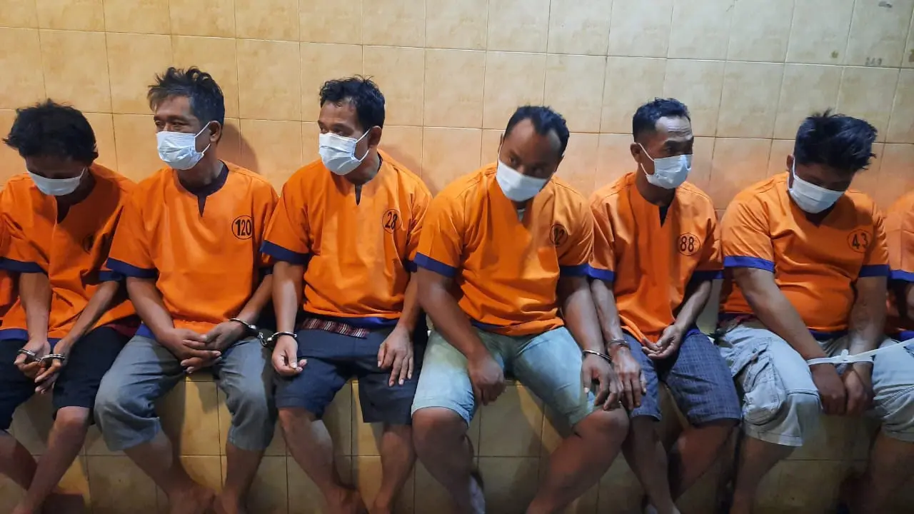 Pelaku pemerasan mengaku polisi ditangkap Polrestas Banyuwangi. (Dian Kurniawan/Liputan6.com)
