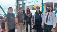 Petugas Imigrasi Kota Dumai mengawal pengusiran atau deportasi warga Malaysia (tengah) dari Indonesia. (Liputan6.com/M Syukur)