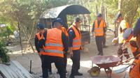 Tim Satgas SAR Satbrimob Polda NTT saat membersihkan puing-puing reruntuhan rumah warga akibat hantaman gempa bumi. Foto (Liputan6.com/Ola Keda)