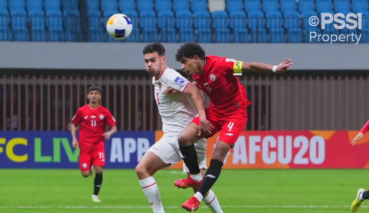 Pemain depan timnas Indonesia, Jens Raven (kiri) berebut bola dengan Mohammed Naji Al-Qashmi (Yaman) pada pertandingan ketiga Grup C Piala Asia U-20 2025 di Shenzhen Youth Football Training Base Centre Stadium, Rabu (19/2/2025) malam WIB. (Foto: Dokumentasi PSSI)