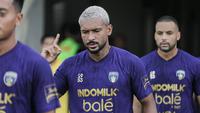 Pemain Persita Tangerang,&nbsp;Matheus Alves saat masuk ke dalam stadion sebelum berhadapan dengan Persebaya Surabaya&nbsp;pada pekan kedua BRI Super League 2025/2026 di Indomilk Arena, Sabtu (16/8/2025). (Bola.com/ Abdul Aziz)