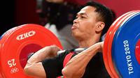 Eko Yuli Irawan berlomba di cabang olahraga angkat besi 61kg putra Olimpiade Tokyo 2020 di Tokyo International Forum, Tokyo, Minggu (25/7/2021). (Foto: AFP/Vincenzo Pinto)