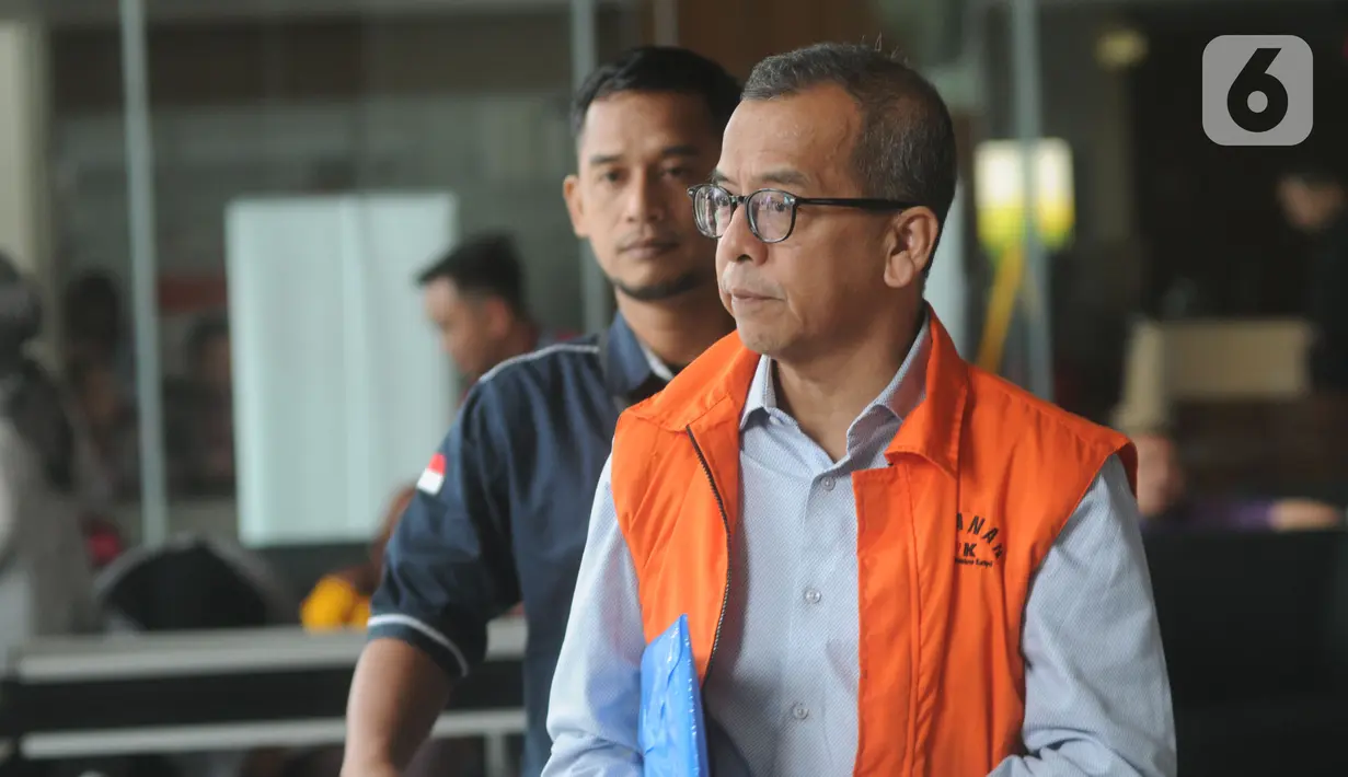 Mantan Dirut PT Garuda Indonesia, Emirsyah Satar berjalan keluar usai menjalani pemeriksaan lanjutan oleh penyidik di Gedung KPK, Jakarta, Kamis (7/11/2019). Emirsyah Satar diperiksa sebagai tersangka. (merdeka.com/Dwi Narwoko)