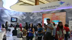 Pengunjung mengantre di pameran Garuda Travel Fair (GATF) di JCC Senayan, Jakarta, Jumat (7/10). GATF  menawarkan tiket dan paket wisata dengan harga lebih rendah dari harga normal ke berbagai destinasi dalam dan luar negeri. (Liputan6.com/Angga Yuniar)