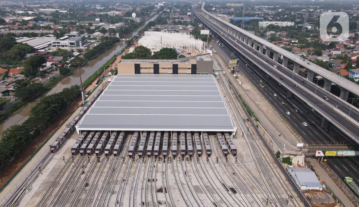 Foto udara proyek pembangunan depo LRT (Light Rail  Transit ) di Jatimulya, Bekasi Jawa Barat, Sabtu (11/6/2022). Saat ini pembangunan depo LRT (Light Rail  Transit ) konstruksinya telah mencapai  90 persen. (merdeka.com/Imam Buhori)