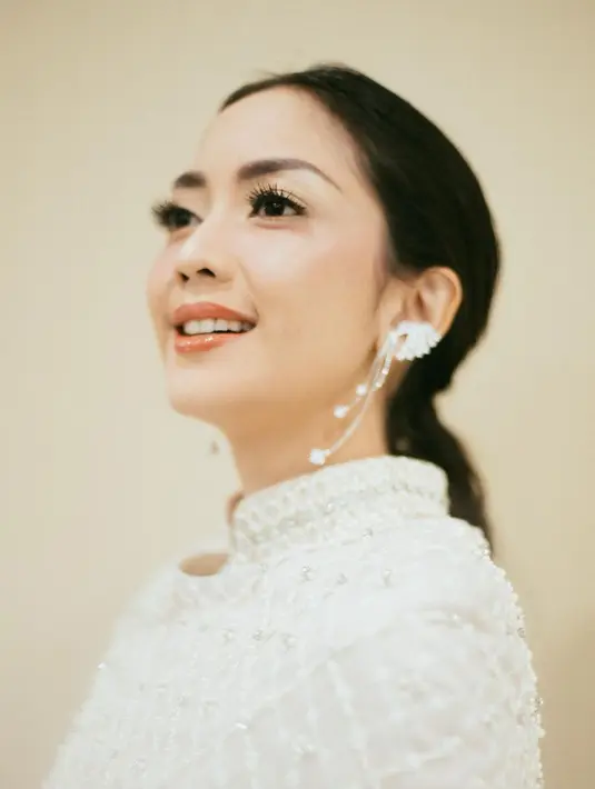 Tentu untuk penyegaran, ia rutin memodifikasi rambut panjangnya tanpa terlihat ekstrem. Jika diikat makin anggun dan elegan, ya! (Foto: Instagram @ririndwiaryanti)