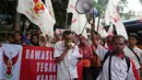 Massa dari Partai Republik menyampaikan orasi dalam unjuk rasa di depan Gedung Bawaslu RI, Jakarta, Kamis (8/3). Mereka meminta kepada Bawaslu agar meloloskan beberapa hal, salah satunya diikutsertakan dalam pemilu 2019. (Liputan6.com/Johan Tallo)