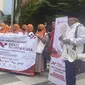 Simpatisan PKS melakukan flashmob sebagai bentuk dukungan Bacaleg mendaftarkan diri di KPUD Kota Depok, Jalan Raya Margonda, Kecamatan Beji, Kota Depok. (Liputan6.com/Dicky Agung Prihanto).