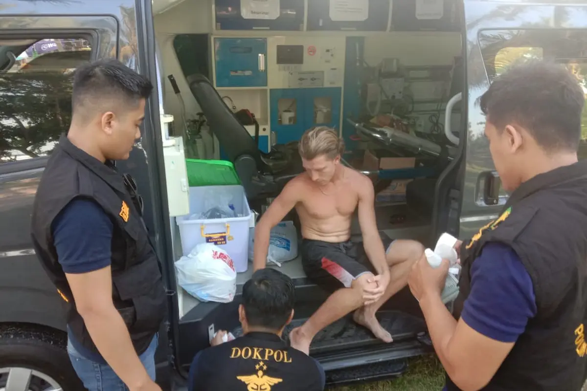 Tim Dokkes Polda Lampung saat memberikan penanganan pertama kepada atlet peselancar yang cidera. Foto : (Istimewa).