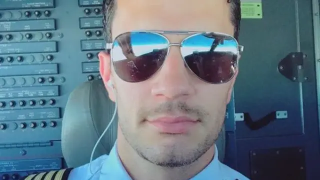 [Bintang] Foto Viral: Ketampanan Pilot Ini Bikin Para Perempuan Nggak Berkedip