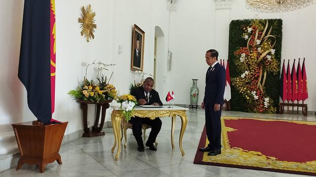 Presiden Joko Widodo atau Jokowi menyambut kunjungan Perdana Menteri (PM) Papua Nugini, James Marape di Istana Kepresidenan Bogor Jawa Barat, Senin (15/7/2024). (Liputan6.com/Lizsa Egeham)