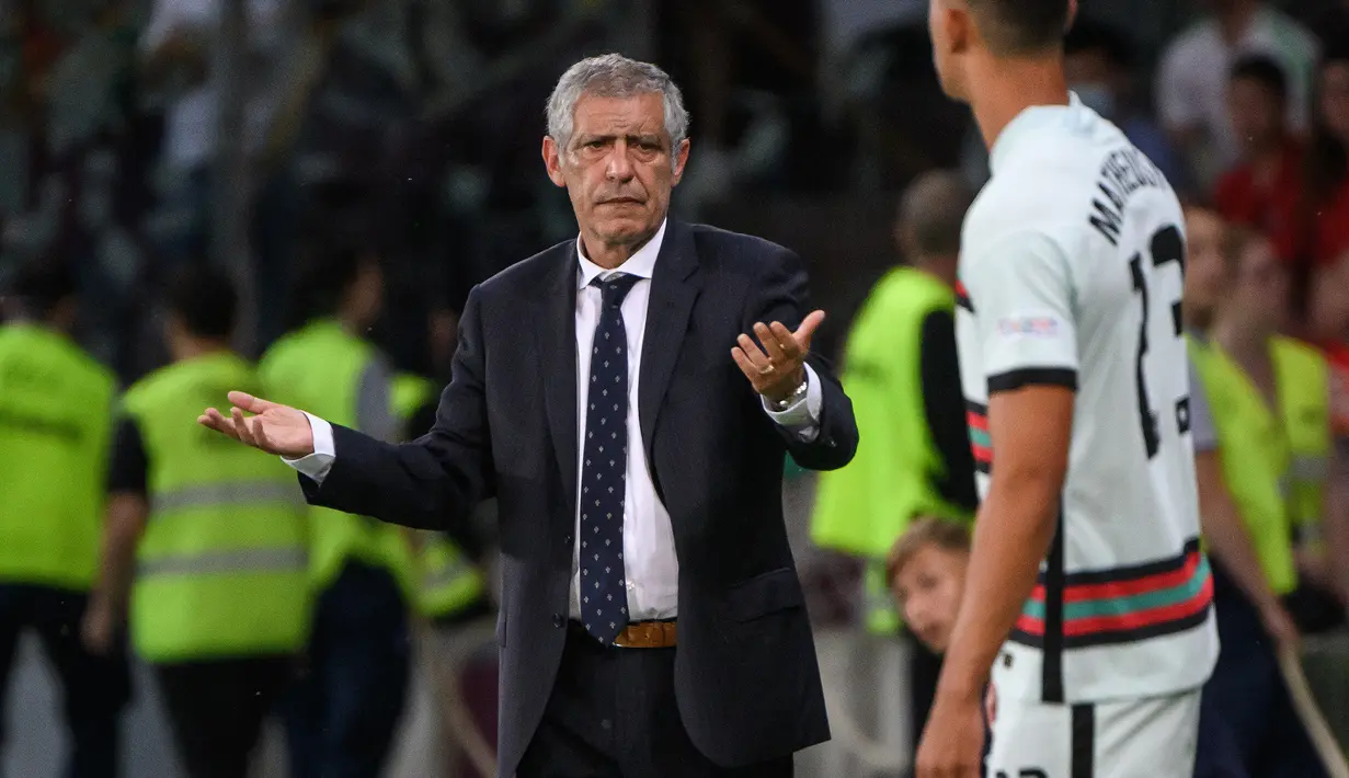 Fernando Santos. Pelatih Timnas Portugal asal Uruguay ini menjadi pelatih tertua ketiga yang akan berlaga di Piala Dunia 2022 Qatar. Saat ini ia telah menginjak usia 68 tahun dan telah membesut Timnas Portugal sejak 23 September 2014 menggantikan posisi Paulo Bento. Dari total 103 laga, ia berhasil membawa Timnas Portugal 63 kali menang, 23 kali imbang dan 17 kali kalah. (AFP/Fabrice Coffrini)
