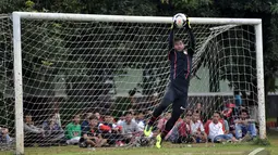 Kiper Persija, Andritany berlatih mengantisipasi bola-bola atas saat menjalani latihan di Lapangan Yon Zikon 13, Jakarta, Jumat (9/1/2015). (Liputan6.com/Miftahul Hayat) 
