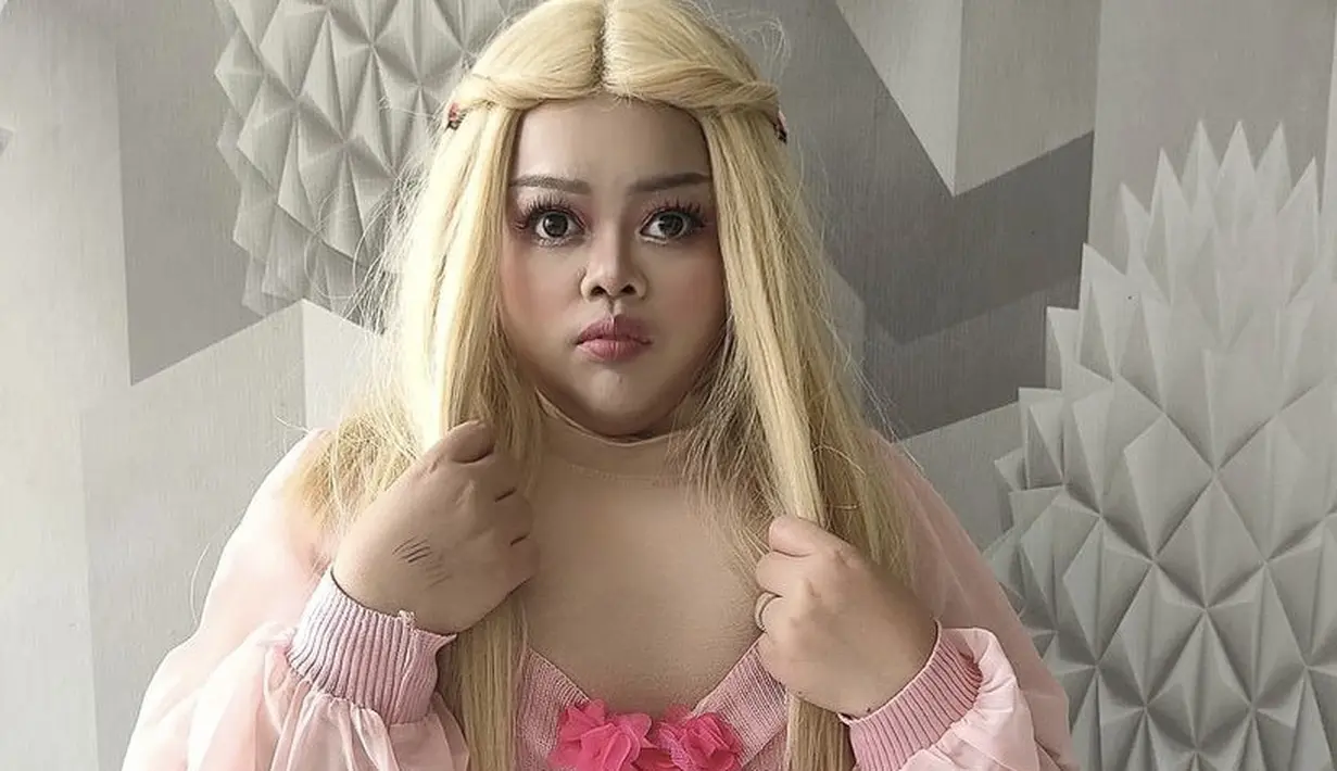 Kekeyi tampil totalitas ketika cosplay menjadi Barbie. Mulai dari pakaian, makeup, hingga menggunakan wig. [Instagram/@rahmawatikekeyiputricantikka23]