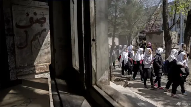 Anak perempuan menuju sekolah di Kabul, Afghanistan. (AP/Ebrahim Noroozi)