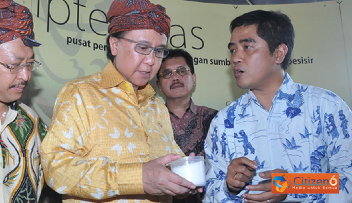 Citizen6, Sumenep: MKP Sharif C Sutardjo mengamati garam produksi rakyat Sumenep di dampingi Budi Sulistio dan Bupati Sumenep. (Pengirim: Efrimal Bahri)