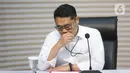 Deputi Bidang Penindakan dan Eksekusi Komisi Pemberantasan Korupsi (KPK), Asep Guntur Rahayu, mengatakan Syamsul Auliya Rachman selaku Bupati Cilacap memerintahkan Sadmoko Danardono sebagai Sekda untuk mengumpulkan uang yang akan digunakan untuk kebutuhan memberikan Tunjangan Hari Raya (THR) dalam rangka Hari Raya Lebaran Idul Fitri 1447 Hijiriah untuk pribadi dan pihak-pihak eksternal. Tampak dalam foto, Deputi Bidang Penindakan dan Eksekusi Komisi Pemberantasan Korupsi (KPK), Asep Guntur Rahayu saat memberi keterangan terkait Operasi Tangkap Tangan (OTT) terhadap Bupati Cilacap, Jawa Tengah, Syamsul Auliya Rachman, di Gedung Merah Putih Komisi Pemberantasan Korupsi (KPK), Jakarta, Sabtu (14/3/2026). (Liputan6.com/Helmi Fithriansyah)