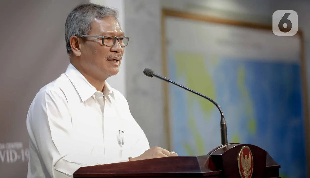 Juru Bicara Indonesia untuk penanganan virus corona, Achmad Yurianto memberikan keterangan di Kantor Presiden, Jakarta, Jumat (6/3/2020). Mereka yang kontak dekat sudah kami lakukan pemeriksaan dan sedang kita observasi untuk empat orang kita duga kuat positif. (Liputan6.com/Faizal Fanani)