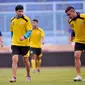 Dua pemain Arema Cronus, Esteban Viscarra dan Cristian Gonzales harus mengikuti latihan ekstra. (Liputan6.com/Rana Adwa)