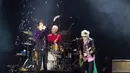 Semangat lima dekade yang menakjubkan ini ditebarkan oleh The Rolling Stones di panggung pada acara Roskilde Festival 2014, Denmark (3/7/2014). (Bintang/EPA)
