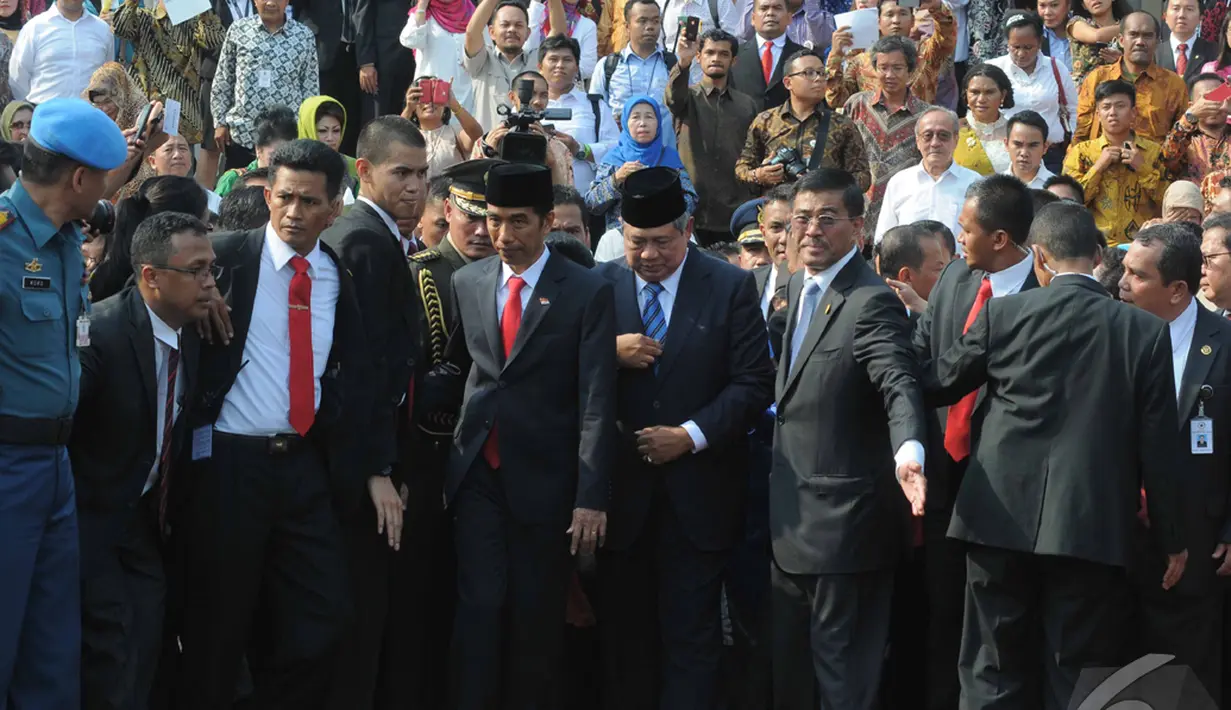 Presiden Jokowi dan Presiden SBY saat bersiap menuju ke gerbang Istana Negara, Jakarta, Senin (20/10/2014) (Liputan6.com/Herman Zakharia)