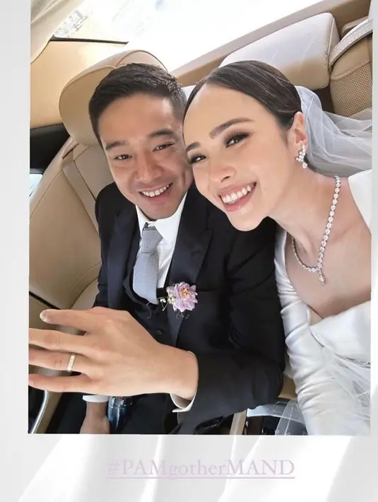 Pamela Bowie memilih gaun pengantin internasional di hari bahagianya. [Instagram/pammybowie]