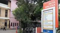Baliho universitas Kristen ini menuai kontroversi karena menampilkan perempuan berhijab. (Liputan6.com/