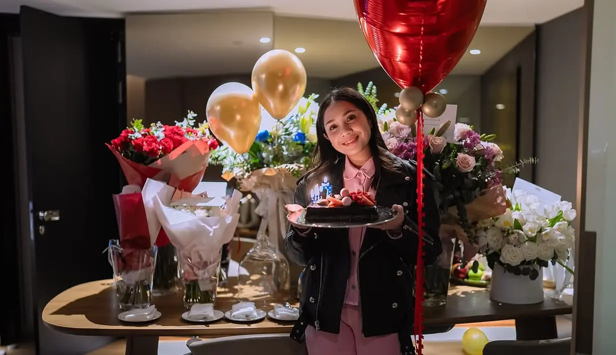 Nagita Slavina kembali mencuri perhatian dengan gaya fashion-nya yang effortless chic saat merayakan ulang tahunnya yang ke-37. [@raffinagita1717].