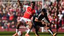 Pemain Watford, Troy Deeney (kanan), berebut bola dengan pemain Arsenal, Alex Iwobi, pada putaran keenam Piala FA di Stadion Emirates, London, Minggu (13/3/2016). (Action Images via Reuters/Tony O'Brien)