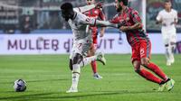 Penyerang AC Milan, Divock Origi (kiri), berduel dengan pemain Cremonese, Matteo Bianchetti, pada lanjutan Liga Italia di Stadion Giovanni-Zini, Rabu (9/11/2022) dini hari WIB. (Filippo Monteforte/AFP)