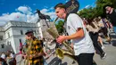 Orang-orang tampil di acara Hari Musik Jalanan (Street Music Day) di Vilnius, Lithuania (18/7/2020). Sejumlah musisi profesional dan amatir tampil di jalan-jalan dan taman di kota tua Vilnius dalam rangka merayakan Hari Musik Jalanan pada Sabtu (18/7). (Xinhua/Alfredas Pliadis)