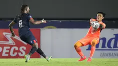 Dua klub Jawa Timur itu harus puas bermain imbang 2-2 dalam laga bertajuk Derbi Jatim pada pekan ke-11 di Stadion Manahan, Solo, Sabtu (6/11/2021) malam. (Bola.com/Bagaskara Lazuardi)