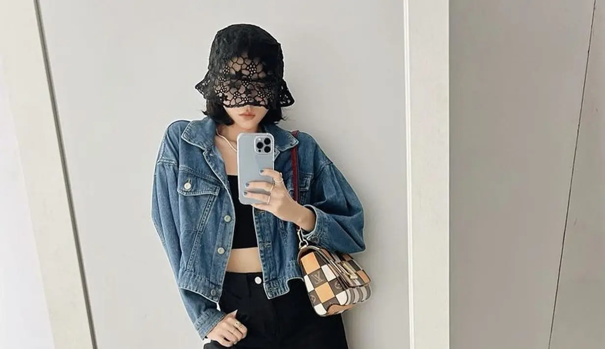 Isyana pun tampil mengenakan bucket hat hitam, dengan outift mengenakan denim jaket sebagai luaran. @isyanasarasvati