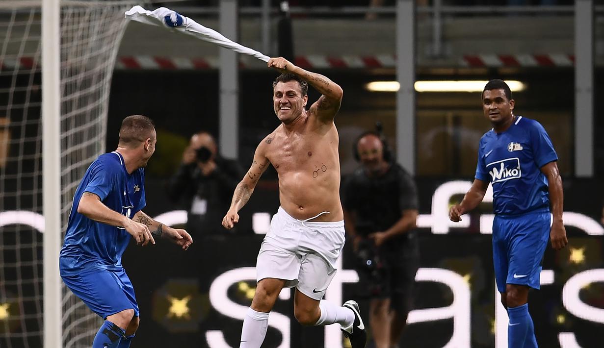 Mantan pemain Timnas Italia, Christian Vieri, merayakan gol saat laga Notte del Maestro di Stadion Giuseppe Meazza, Milan, Senin (21/5/2018). Laga ini merupakan seremoni gantung sepatu dari Andrea Pirlo. (AFP/Marco Bertorello)
