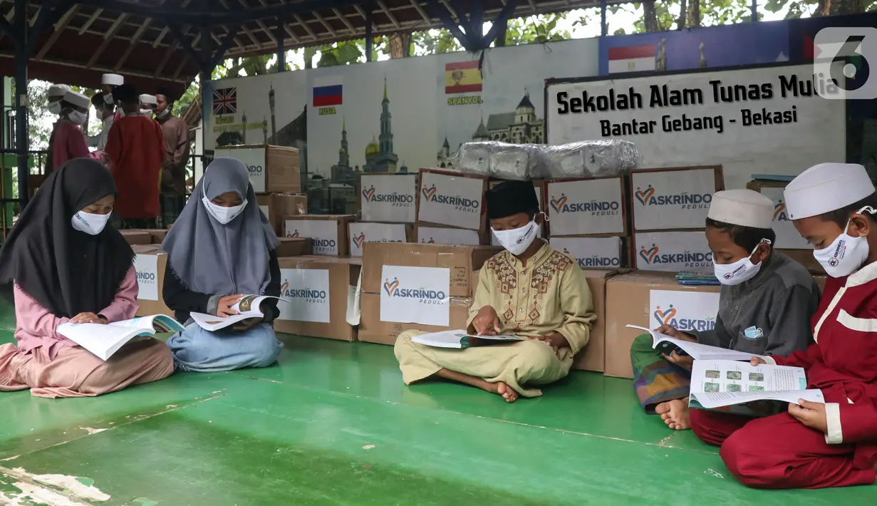 Anak-anak membaca buku cerita dan pelajaran pada aksi Peduli Pendidikan di Sekolah Alam Bantar Gebang, Bekasi, Jumat (5/3/2021). Kegiatan dalam program Tanggung Jawab Sosial Lingkungan (TJSL) Askrindo Peduli merupakan rangkaian menjelang HUT Askrindo ke-50. (Liputan6.com/HO/Iqbal)