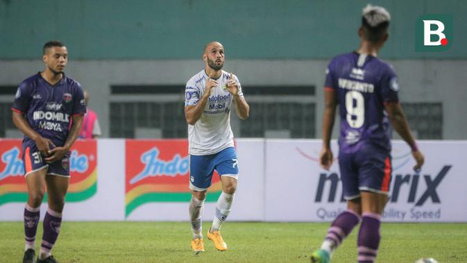 Gelandang Persib Bandung, M. Rashid (tengah) merayakan gol pertama timnya ke gawang Persita Tangerang dalam laga pekan kedua BRI Liga 1 2021/2022 di Stadion Wibawa Mukti, Cikarang, Sabtu (11/09/2021). Persib menang 2-1. (Foto: Bola.com/Bagaskara Lazuardi)