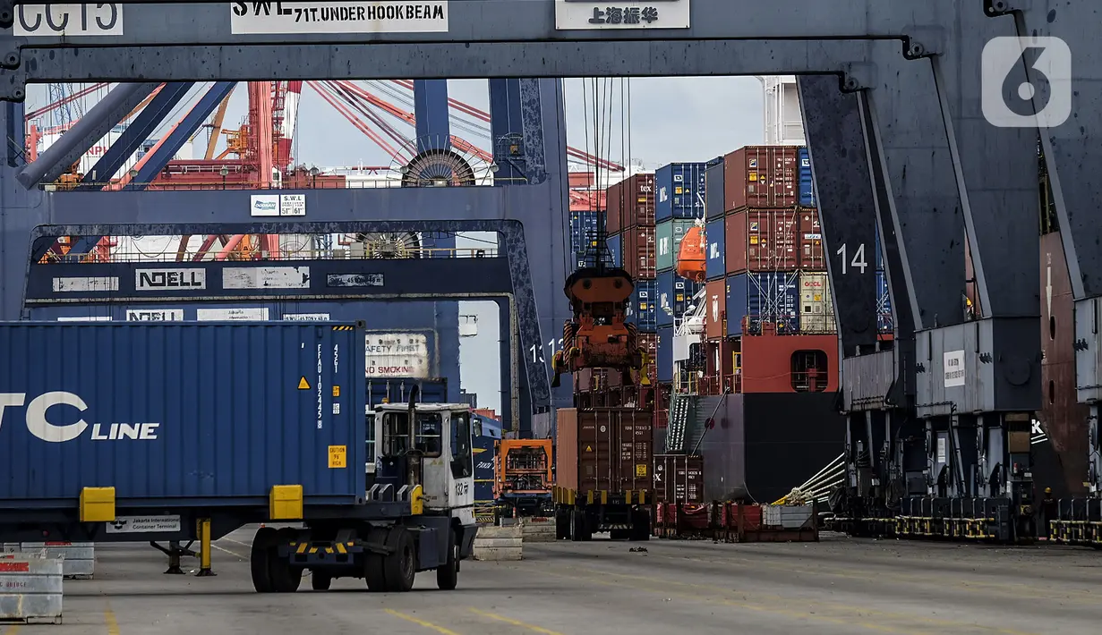 Suasana aktivitas bongkar muat peti kemas di Pelabuhan Tanjung Priok, Jakarta Utara, Rabu (16/6/2021). Badan Pusat Statistik (BPS) mencatat neraca perdagangan Indonesia pada bulan Mei 2021 kembali surplus sebesar USD 2,36 miliar dan menjadi tertinggi sepanjang tahun 2021. (Liputan6.com/Johan Tallo)