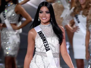 Puteri Indonesia 2015 Anindya Kusuma Putri dalam balutan dress bernuansa putih dan silver pada ajang Miss Universe 2015 di The AXIS Las Vegas, AS, Minggu (20/12). Kontestan asal Indonesia itu berhasil masuk ke-15 besar. (Ethan Miller/Getty Images/AFP)
